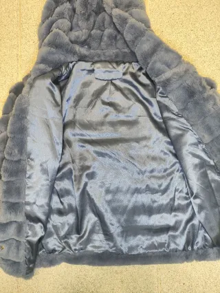 Chaqueta azul con capucha