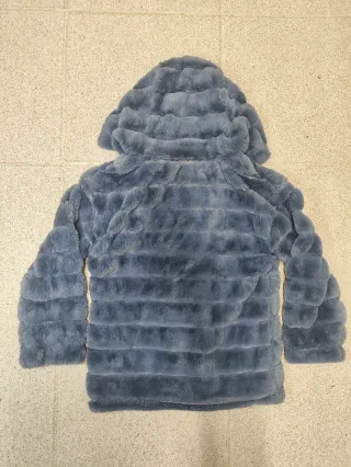 Chaqueta azul con capucha