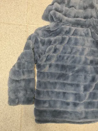 Chaqueta azul con capucha