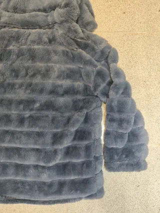 Chaqueta azul con capucha