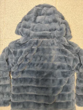 Chaqueta azul con capucha