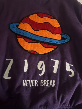 Cazadora bómber con parches Zara