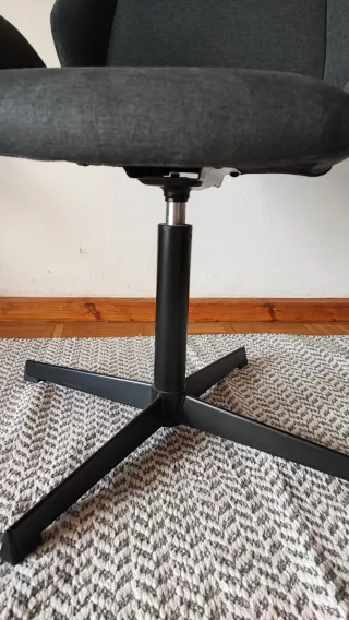 Silla de despacho giratoria gris