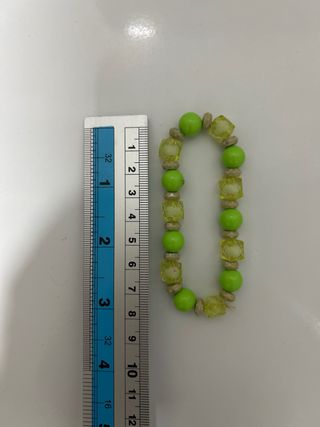 Pulsera de cuentas verde y amarilla