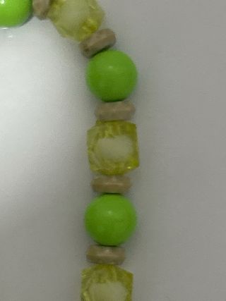 Pulsera de cuentas verde y amarilla