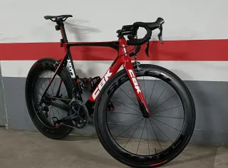 Bicicleta de carretera CBK roja