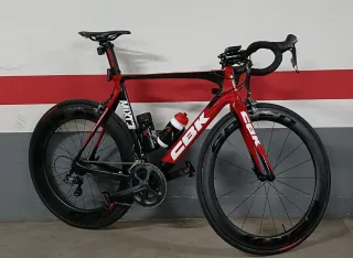 Bicicleta de carretera CBK roja