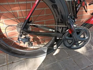 Bicicleta de carretera CBK roja