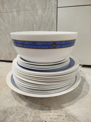 Juego de platos de cerámica azul y blanco