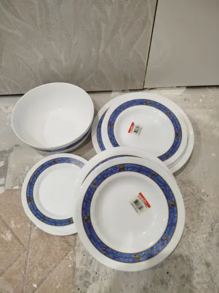 Juego de platos de cerámica azul y blanco