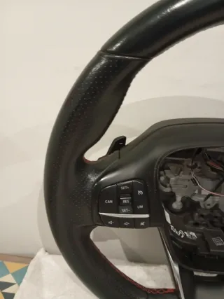 Volante Ford Focus MK4 ST-Line con levas