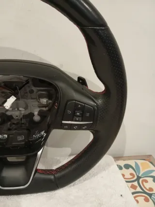 Volante Ford Focus MK4 ST-Line con levas