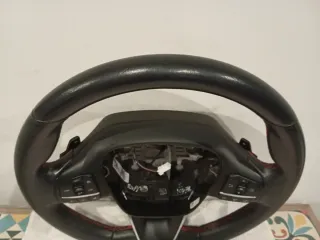 Volante Ford Focus MK4 ST-Line con levas