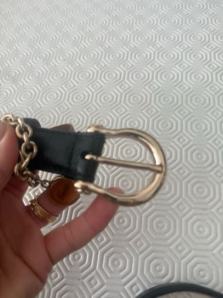 Cintura Gucci pelle nera con catena e medaglione