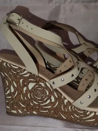 Sandalias beige con cuña de Evita, colección 2014