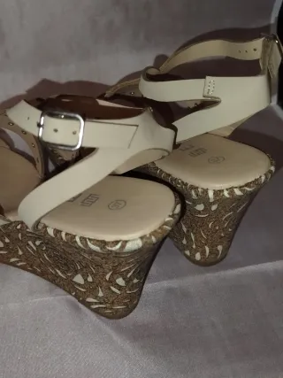 Sandalias beige con cuña de Evita, colección 2014