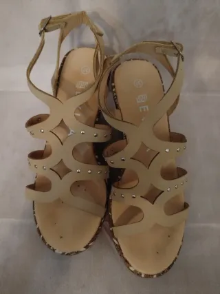 Sandalias beige con cuña de Evita, colección 2014