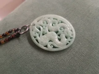 Collar de jade con colgante