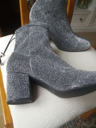 Botines La Strada plateados talla 40