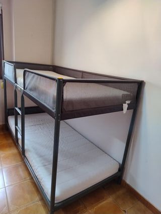 Literas metálicas grises con colchones