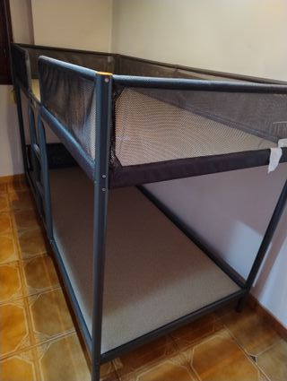 Literas metálicas grises con colchones