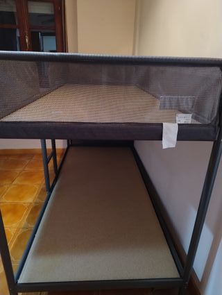 Literas metálicas grises con colchones
