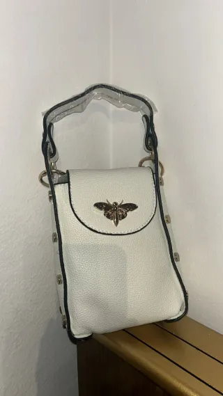 Bolso blanco con detalles dorados