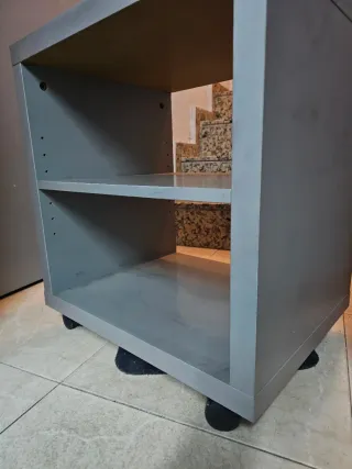 Mueble auxiliar gris metálico
