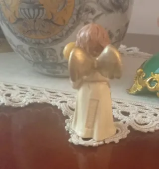 Angelo con bambino in plastica