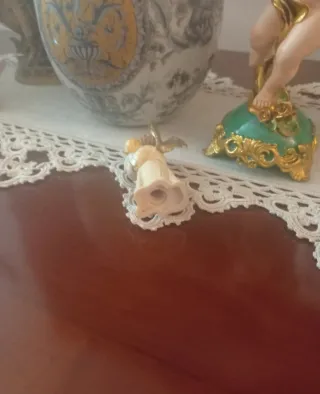 Angelo con bambino in plastica