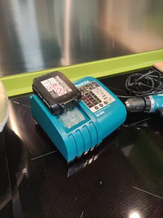 Taladro Makita  con cargador rápido y  2 baterías