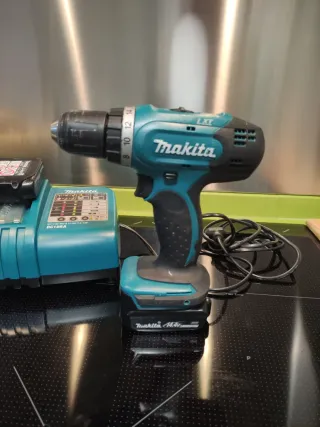 Taladro Makita  con cargador rápido y  2 baterías