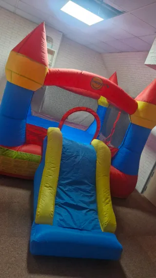 Castillo hinchable con tobogán