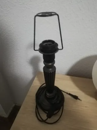 Pie de lámpara madera pintada.