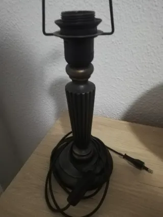 Pie de lámpara madera pintada.