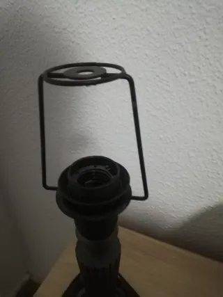 Pie de lámpara madera pintada.