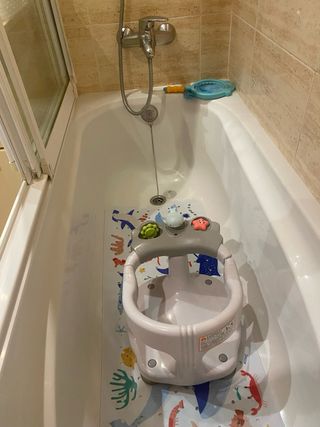 Asiento de baño para bebé con juguetes