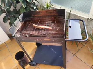 Barbacoa metálica negra con ruedas