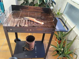 Barbacoa metálica negra con ruedas