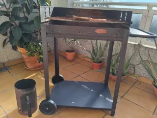 Barbacoa metálica negra con ruedas