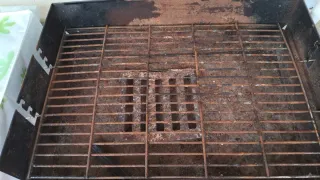 Barbacoa metálica negra con ruedas