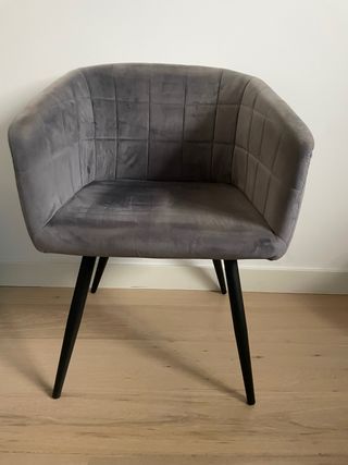 Silla de terciopelo gris con patas negras