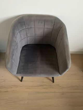 Silla de terciopelo gris con patas negras