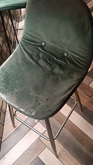 Taburetes de terciopelo verde y dorado