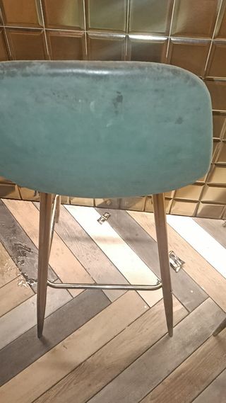 Taburetes de terciopelo verde y dorado