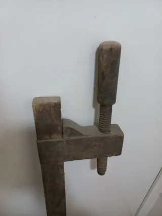 Sargento de madera antiguo