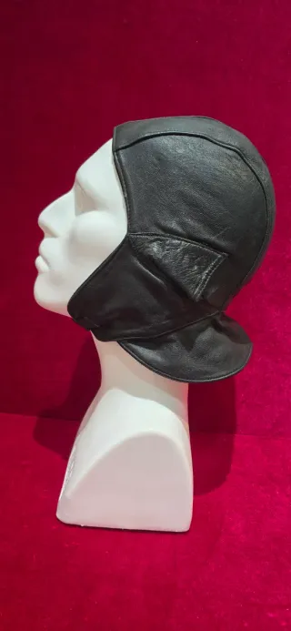 Casco antiguo de moto cuero