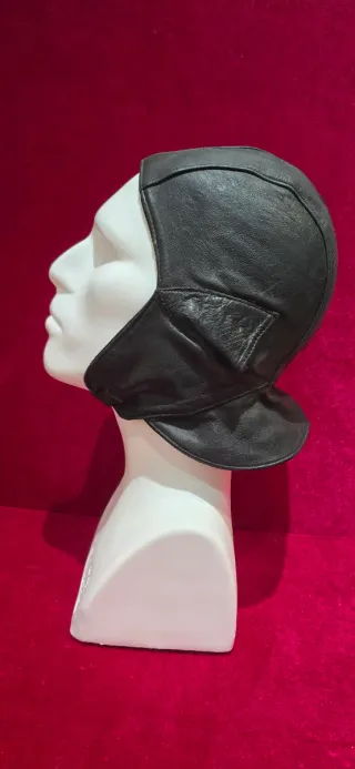 Casco antiguo de moto cuero