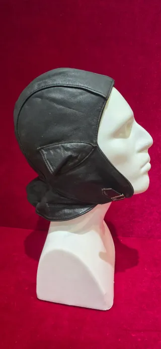 Casco antiguo de moto cuero