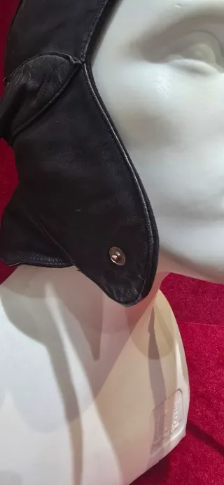 Casco antiguo de moto cuero